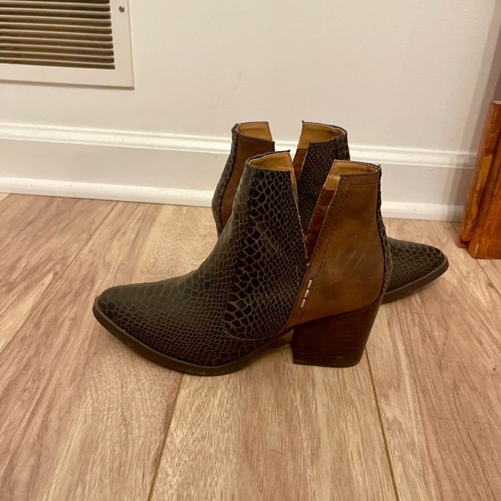 Laura Mariano Brown Ankle Boots / Size 7